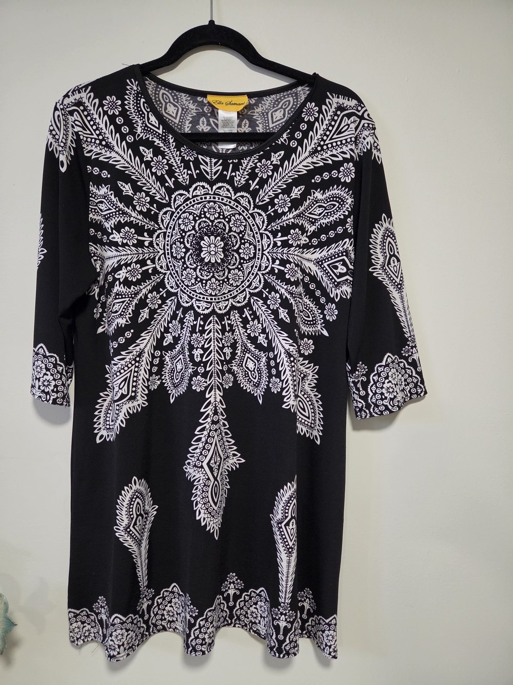 Black & White Medallion Print Tunic Top - Petite Sophisticate